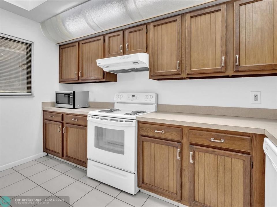 For Sale: $239,000 (2 beds, 2 baths, 985 Square Feet)