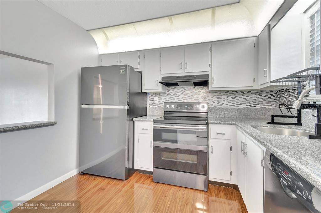 For Sale: $250,000 (2 beds, 2 baths, 979 Square Feet)