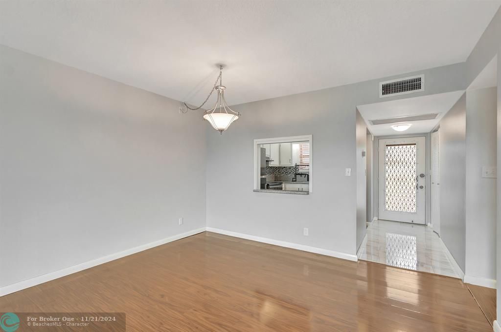 For Sale: $250,000 (2 beds, 2 baths, 979 Square Feet)