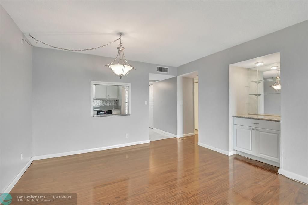 For Sale: $250,000 (2 beds, 2 baths, 979 Square Feet)