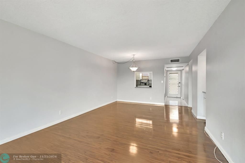 For Sale: $250,000 (2 beds, 2 baths, 979 Square Feet)