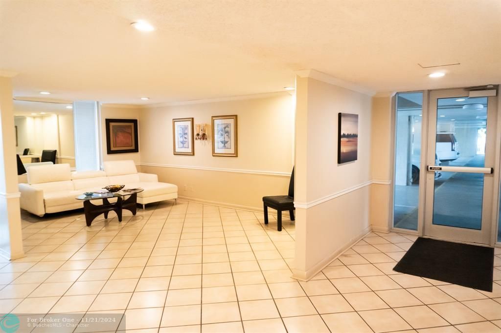 For Sale: $309,999 (2 beds, 2 baths, 780 Square Feet)