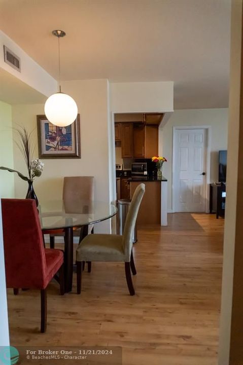 For Sale: $309,999 (2 beds, 2 baths, 780 Square Feet)