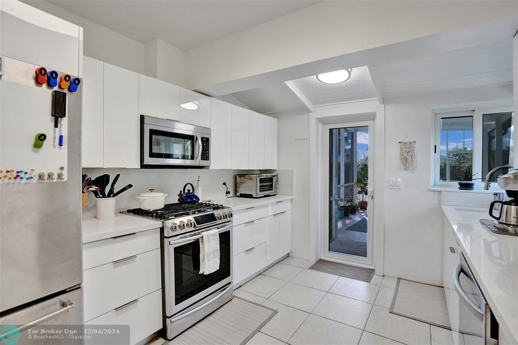 For Sale: $515,000 (2 beds, 2 baths, 922 Square Feet)