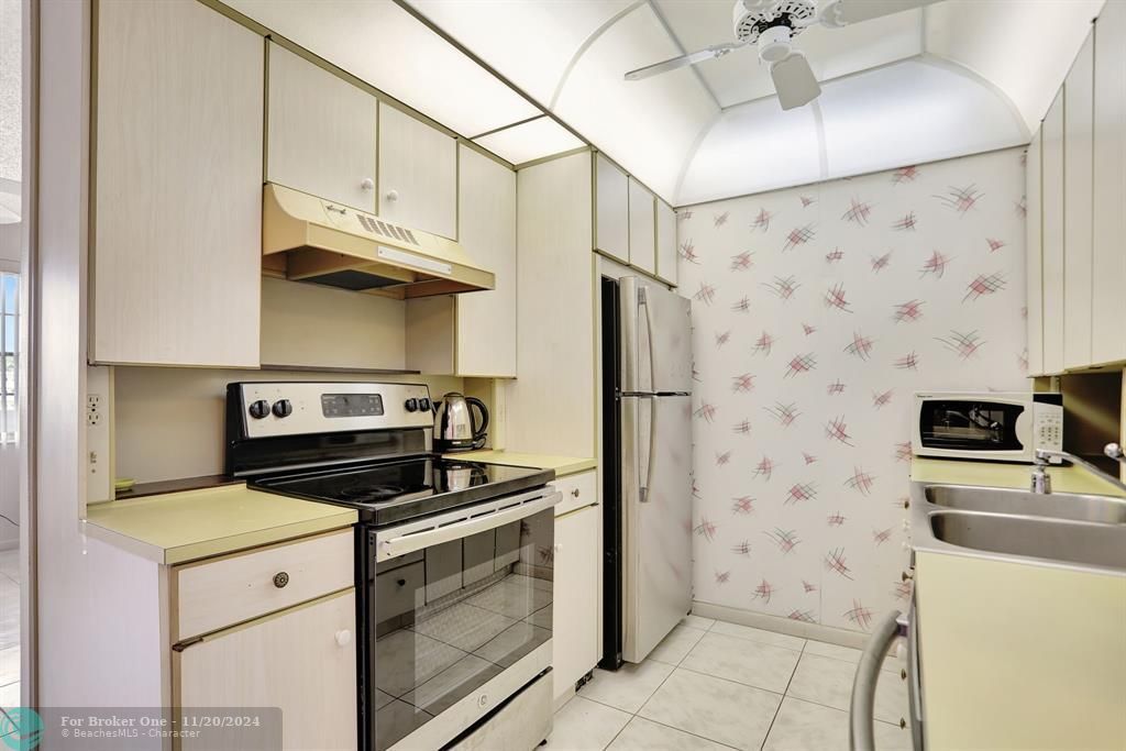 For Sale: $149,000 (1 beds, 2 baths, 770 Square Feet)