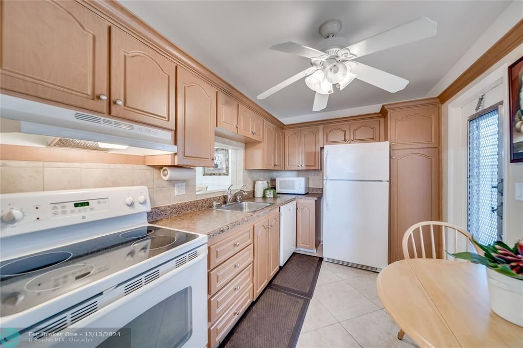 For Sale: $145,000 (2 beds, 2 baths, 1140 Square Feet)