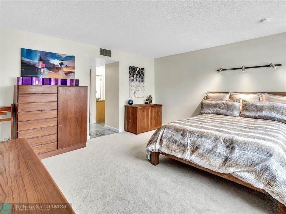 For Sale: $289,000 (1 beds, 1 baths, 940 Square Feet)