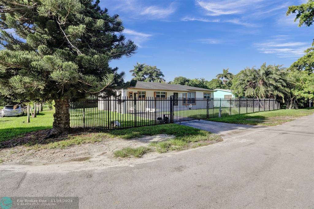 For Sale: $850,000 (4 beds, 2 baths, 1600 Square Feet)