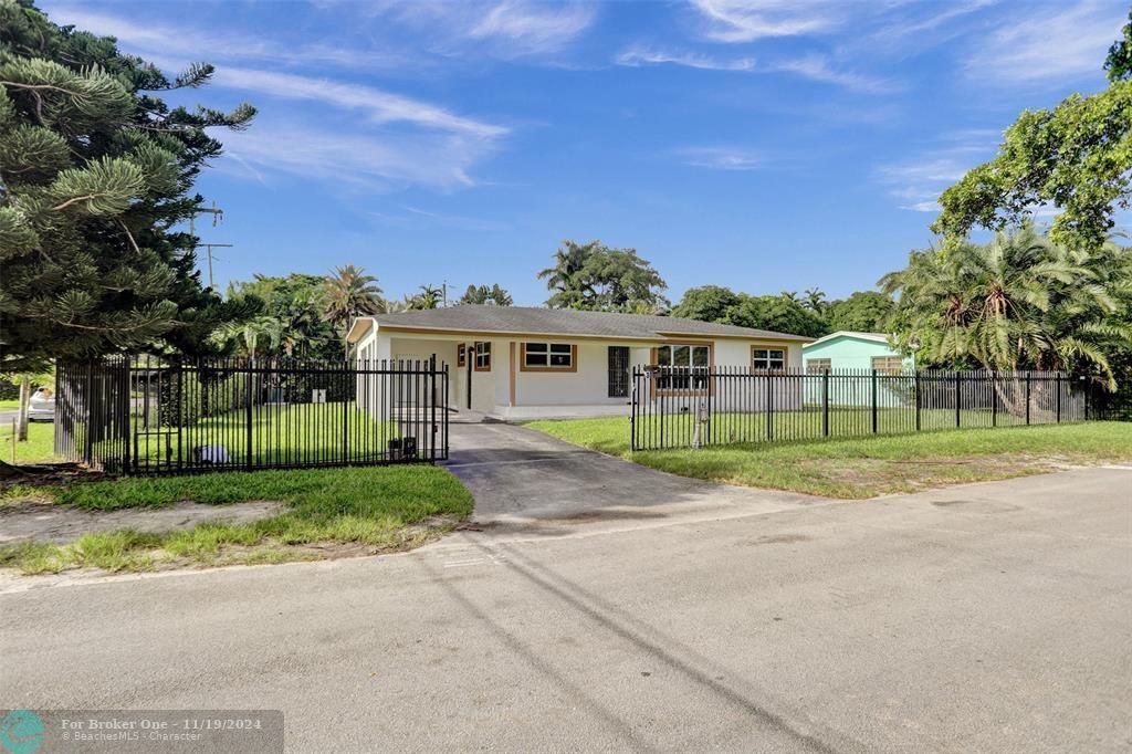 For Sale: $850,000 (4 beds, 2 baths, 1600 Square Feet)