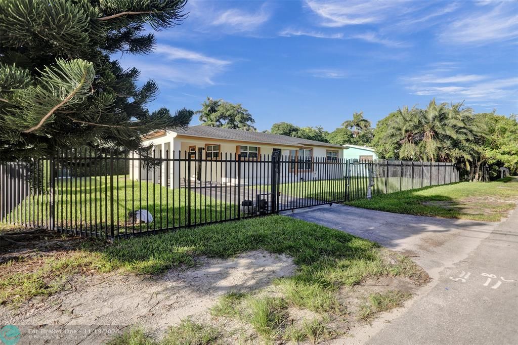 For Sale: $850,000 (4 beds, 2 baths, 1600 Square Feet)