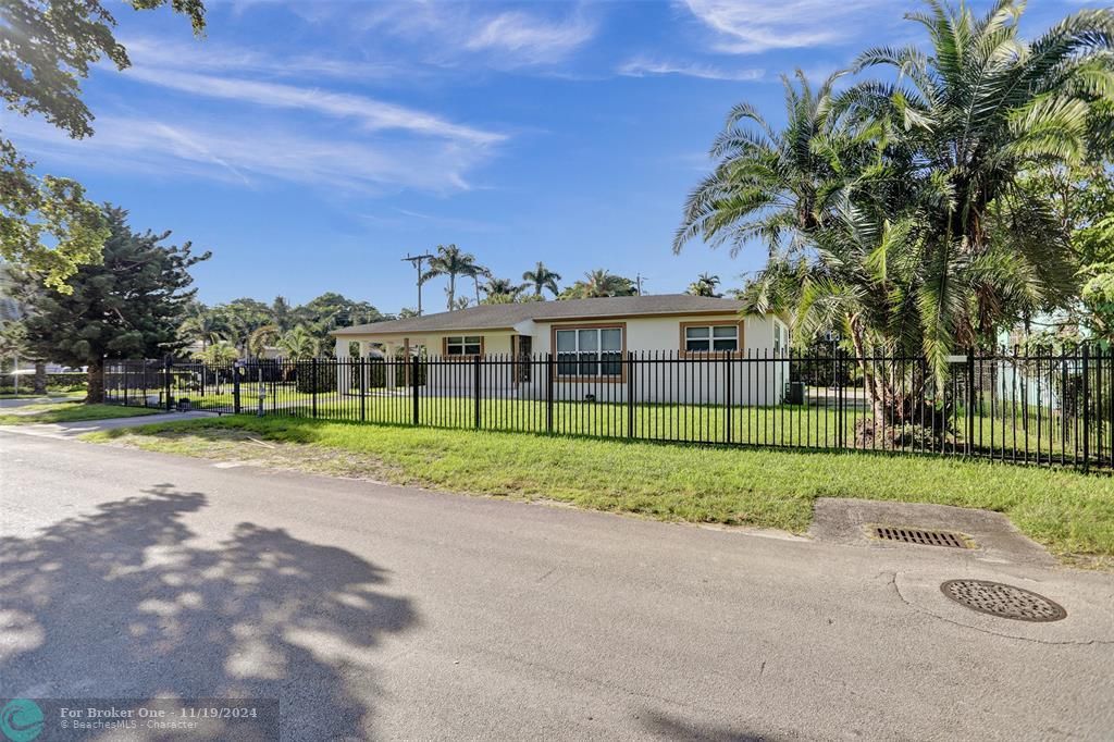 For Sale: $850,000 (4 beds, 2 baths, 1600 Square Feet)