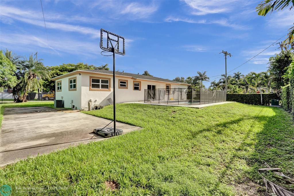 For Sale: $850,000 (4 beds, 2 baths, 1600 Square Feet)