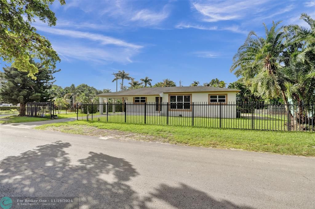 For Sale: $850,000 (4 beds, 2 baths, 1600 Square Feet)