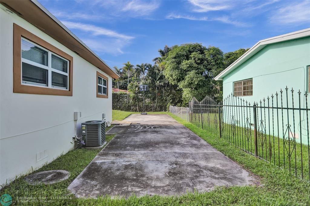 For Sale: $850,000 (4 beds, 2 baths, 1600 Square Feet)