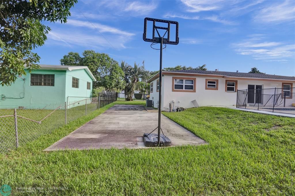 For Sale: $850,000 (4 beds, 2 baths, 1600 Square Feet)