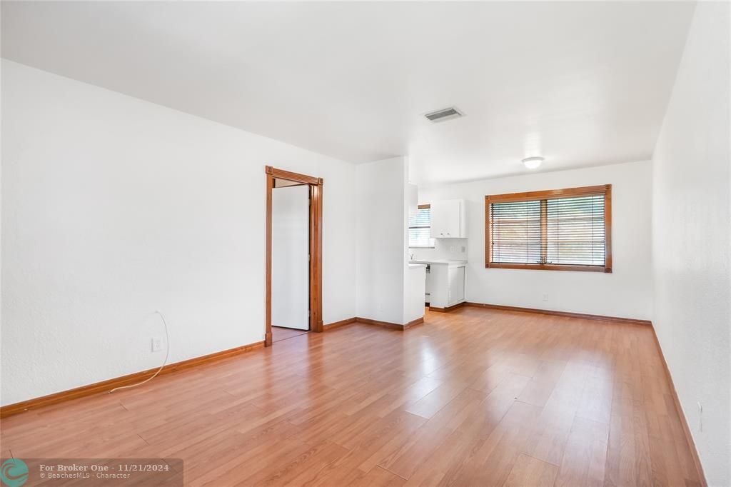 For Sale: $149,999 (1 beds, 1 baths, 573 Square Feet)