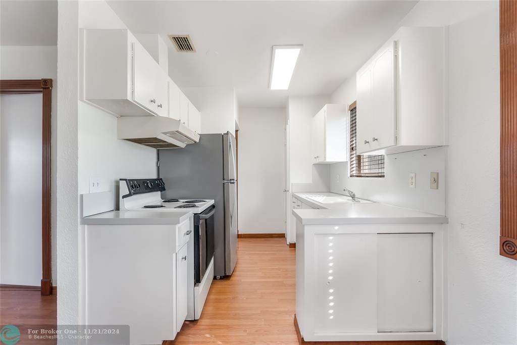 For Sale: $149,999 (1 beds, 1 baths, 573 Square Feet)