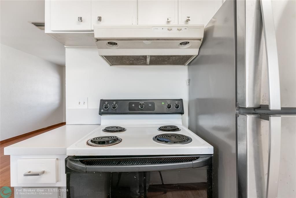 For Sale: $149,999 (1 beds, 1 baths, 573 Square Feet)