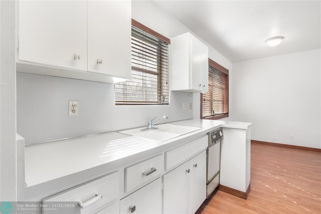 For Sale: $149,999 (1 beds, 1 baths, 573 Square Feet)