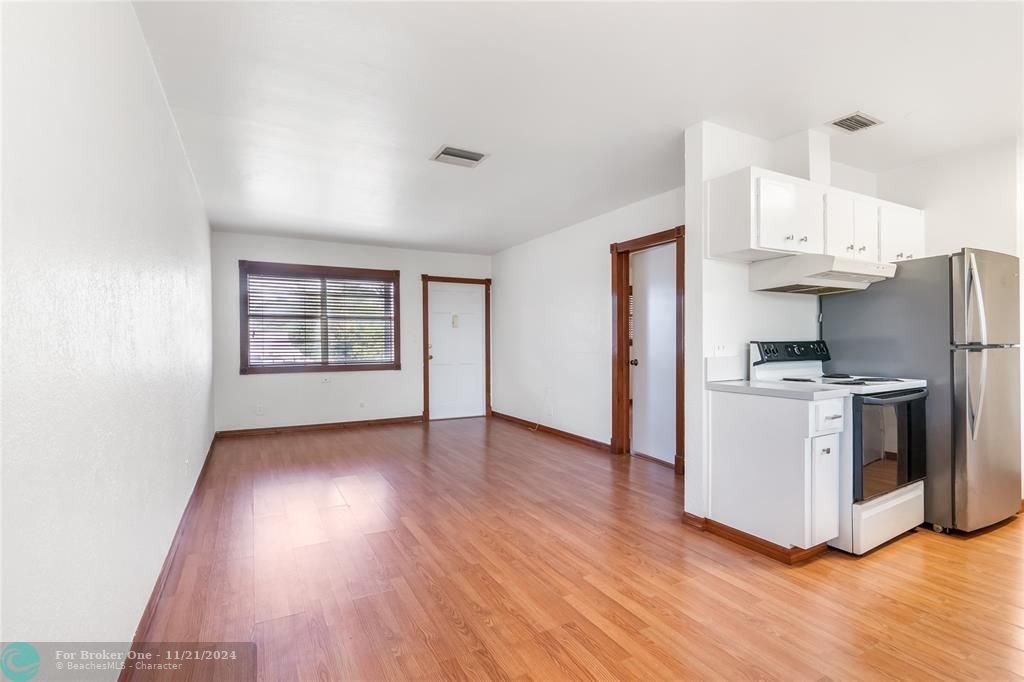 For Sale: $149,999 (1 beds, 1 baths, 573 Square Feet)