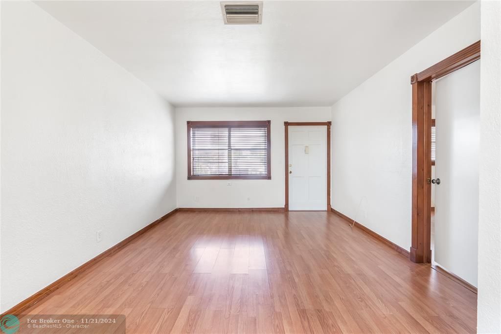 For Sale: $149,999 (1 beds, 1 baths, 573 Square Feet)