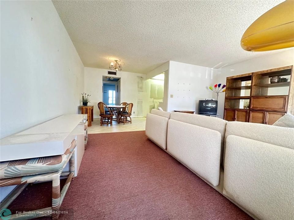 For Sale: $114,000 (1 beds, 1 baths, 700 Square Feet)