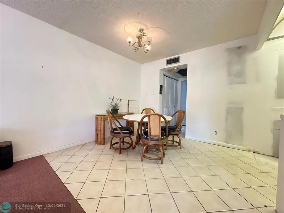 For Sale: $114,000 (1 beds, 1 baths, 700 Square Feet)