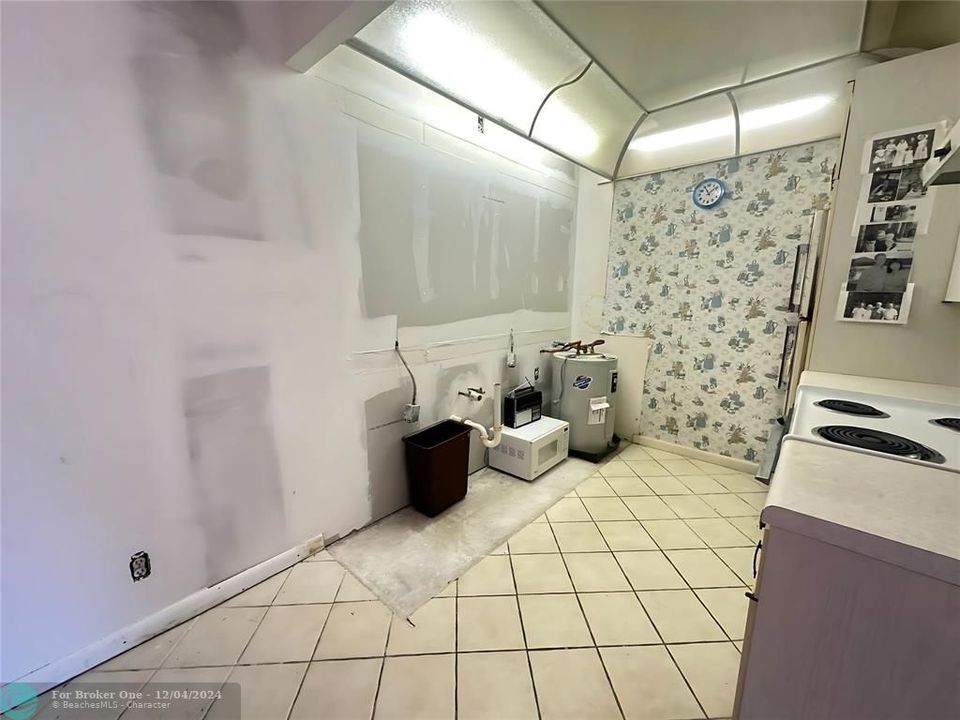 For Sale: $114,000 (1 beds, 1 baths, 700 Square Feet)