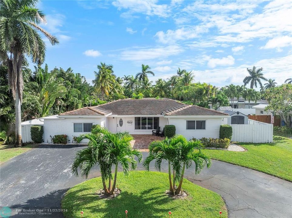 For Sale: $900,000 (4 beds, 3 baths, 1789 Square Feet)