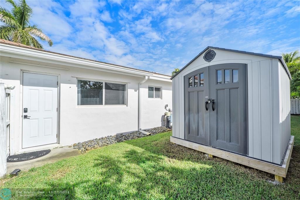 For Sale: $900,000 (4 beds, 3 baths, 1789 Square Feet)