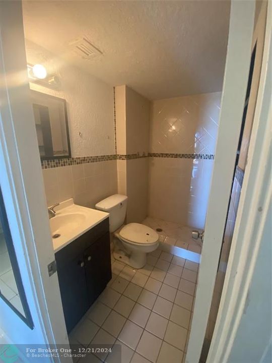 For Sale: $165,000 (1 beds, 2 baths, 861 Square Feet)