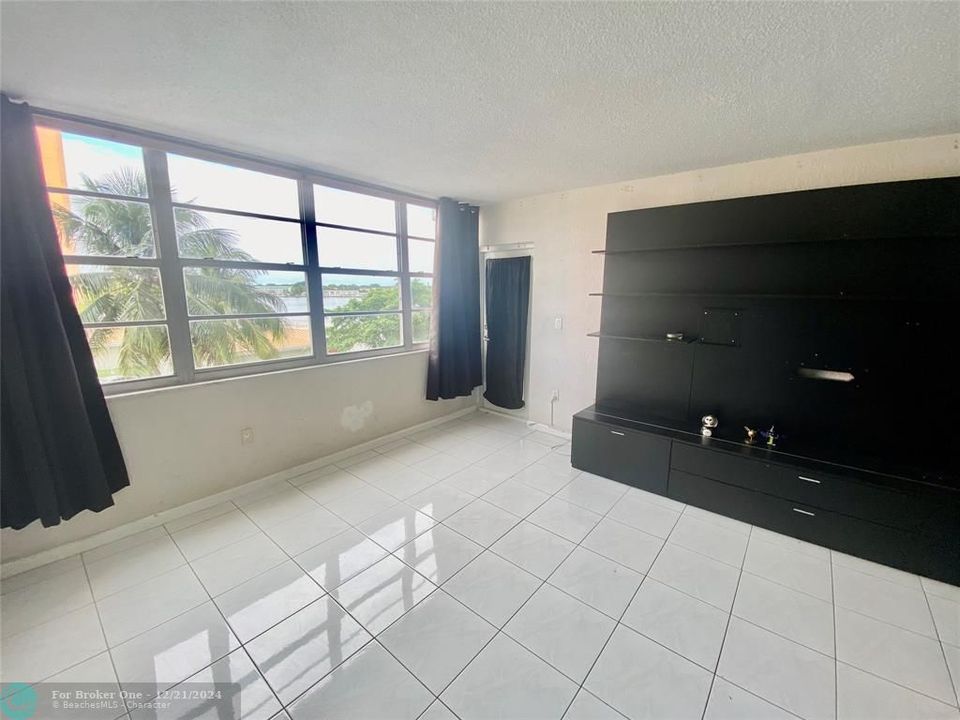 For Sale: $165,000 (1 beds, 2 baths, 861 Square Feet)