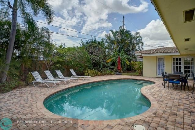 For Sale: $799,000 (3 beds, 2 baths, 1555 Square Feet)