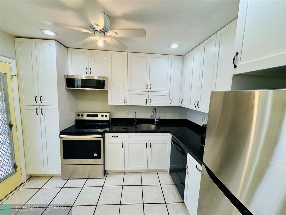 For Rent: $2,200 (2 beds, 2 baths, 1130 Square Feet)