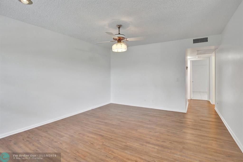 For Rent: $1,800 (2 beds, 1 baths, 953 Square Feet)