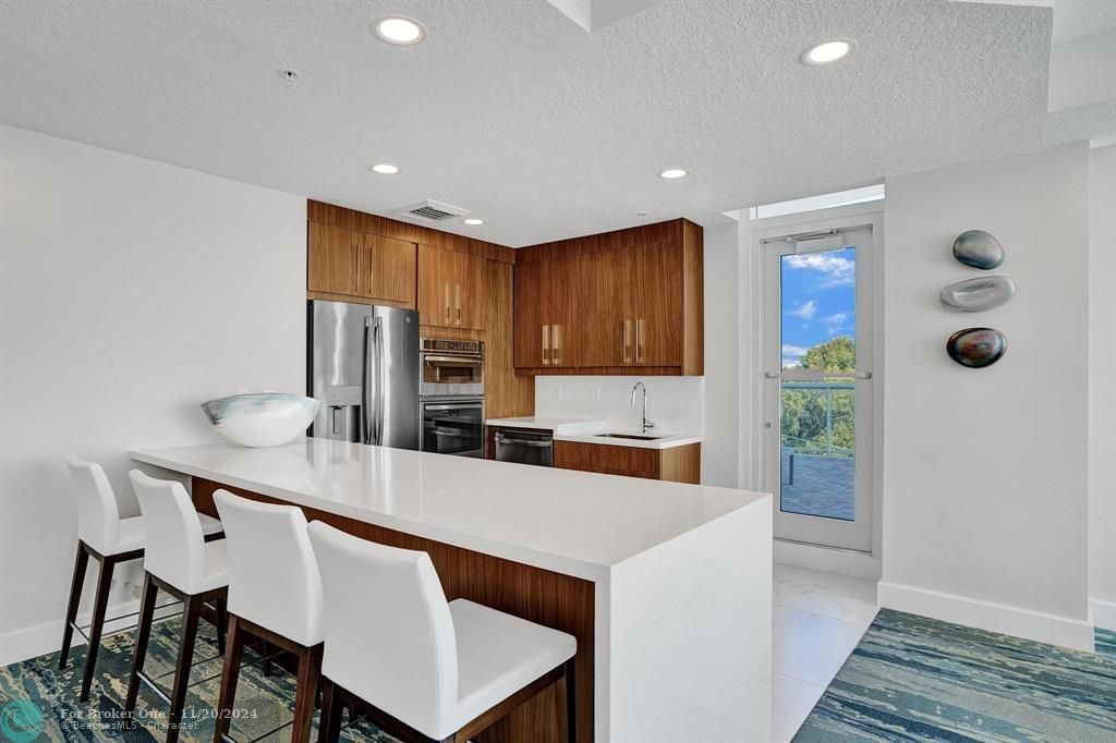 For Sale: $497,000 (1 beds, 2 baths, 890 Square Feet)