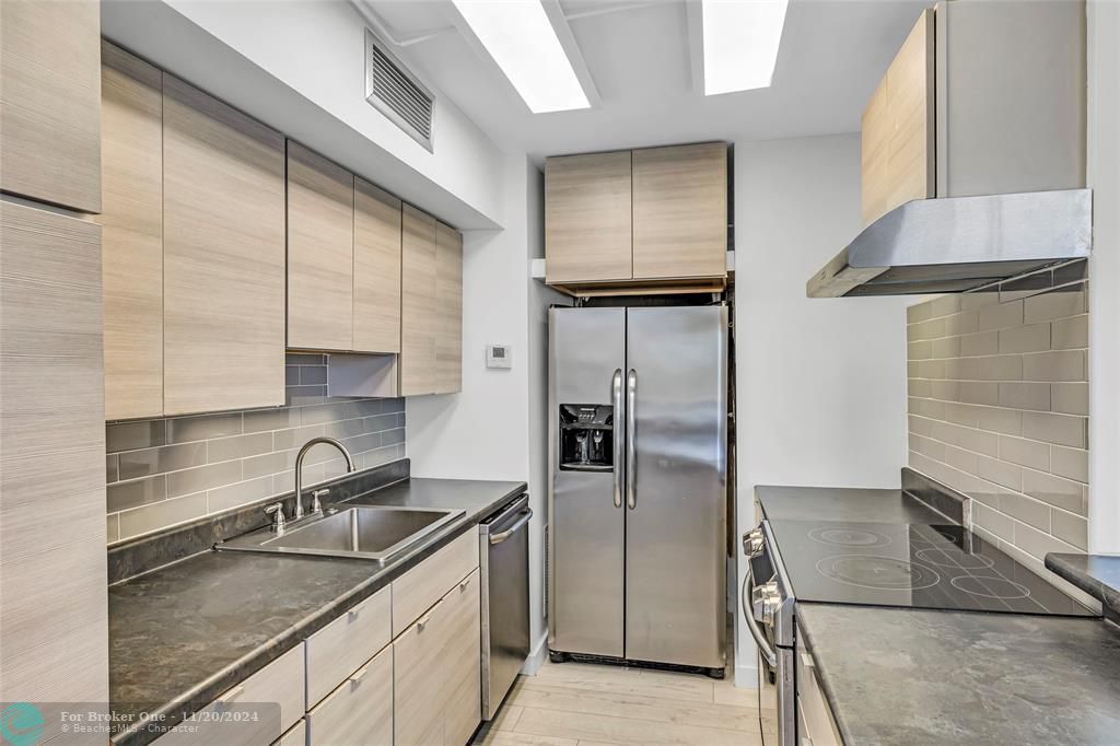 For Sale: $295,000 (1 beds, 1 baths, 800 Square Feet)