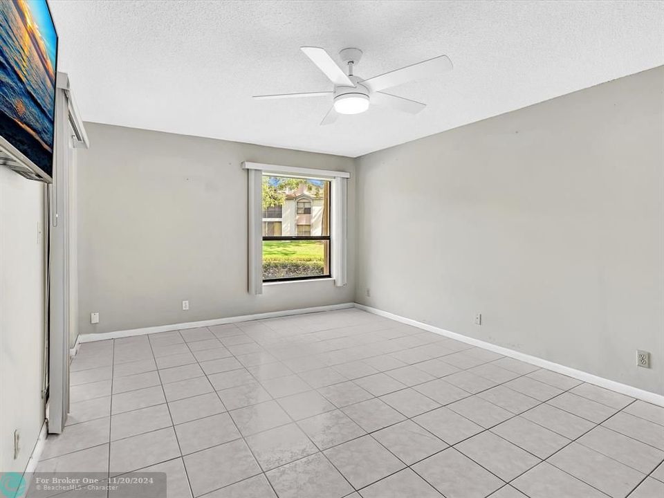 For Sale: $295,000 (2 beds, 2 baths, 1079 Square Feet)