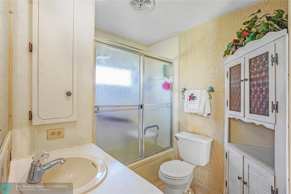 For Sale: $169,000 (2 beds, 2 baths, 885 Square Feet)