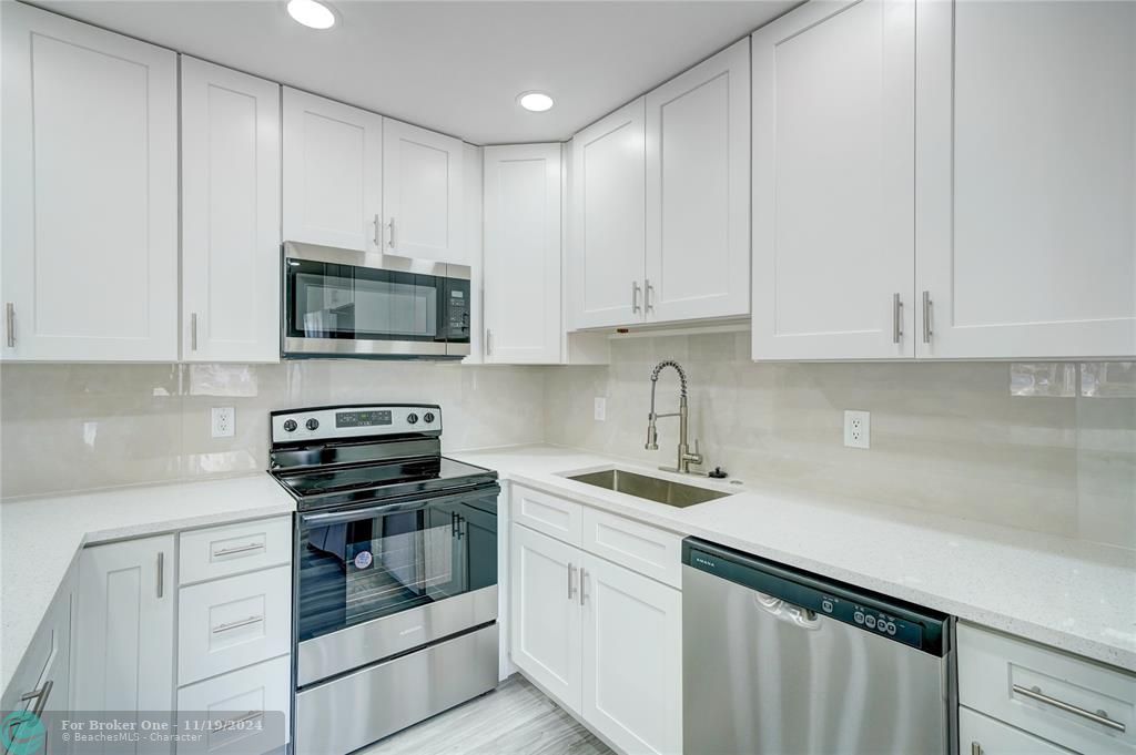 For Sale: $144,900 (1 beds, 1 baths, 726 Square Feet)