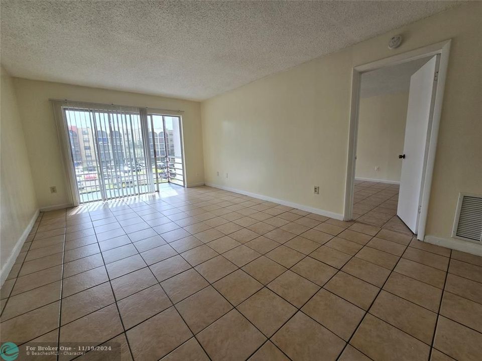 For Rent: $1,500 (1 beds, 1 baths, 735 Square Feet)