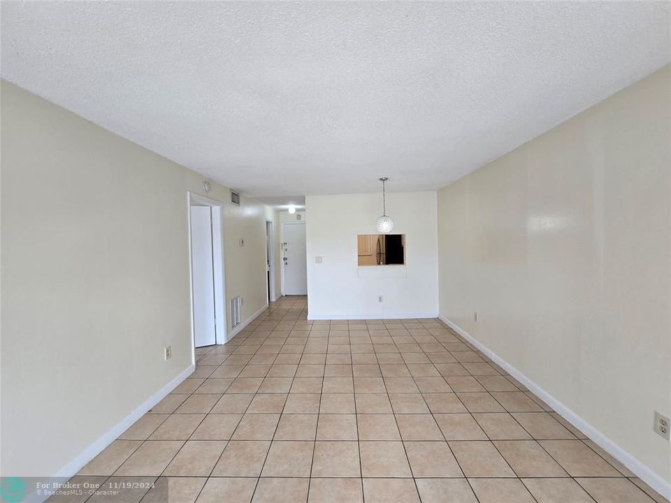 For Rent: $1,500 (1 beds, 1 baths, 735 Square Feet)