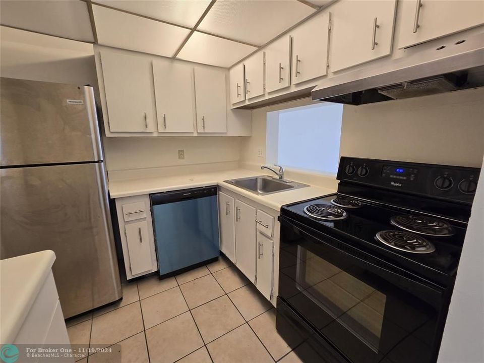 For Rent: $1,500 (1 beds, 1 baths, 735 Square Feet)