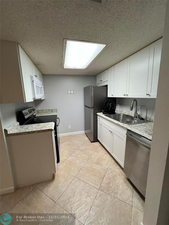 For Rent: $2,050 (2 beds, 2 baths, 800 Square Feet)