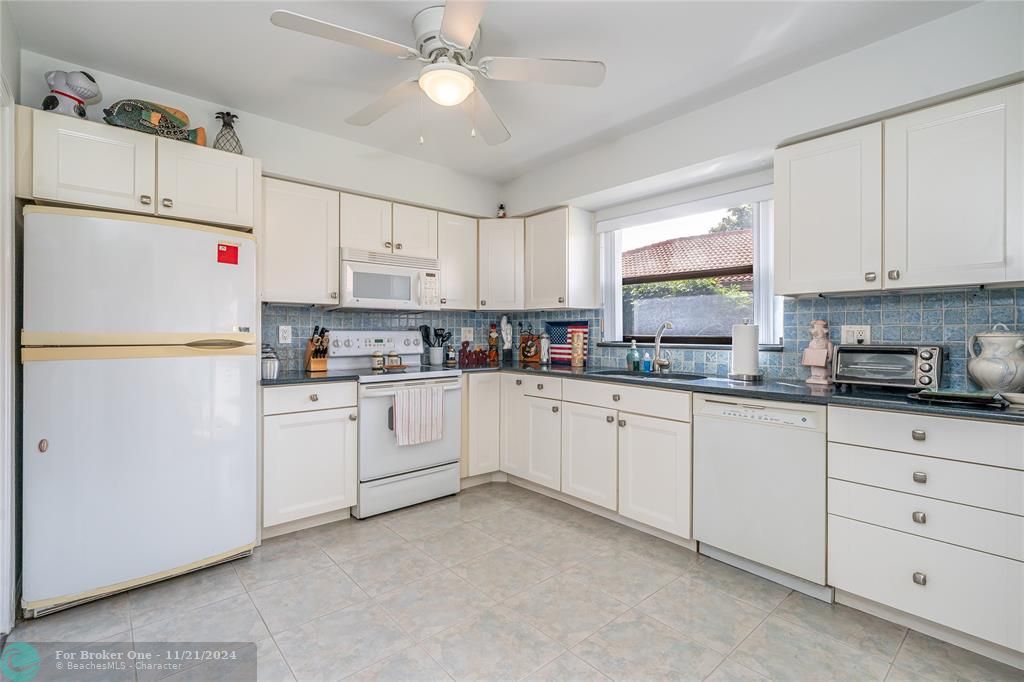 For Sale: $390,000 (2 beds, 2 baths, 1400 Square Feet)