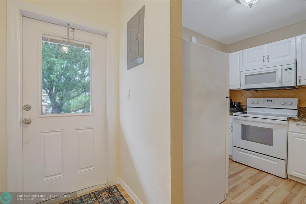 For Sale: $175,000 (2 beds, 2 baths, 944 Square Feet)