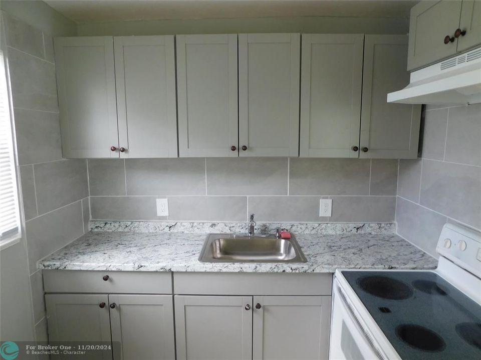 For Sale: $169,000 (2 beds, 1 baths, 828 Square Feet)