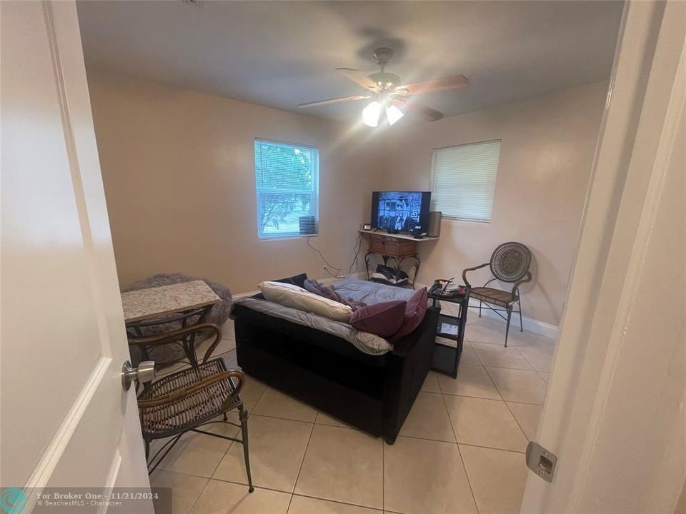 For Sale: $285,000 (2 beds, 1 baths, 702 Square Feet)