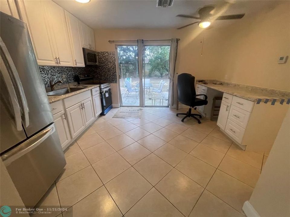 For Sale: $285,000 (2 beds, 1 baths, 702 Square Feet)