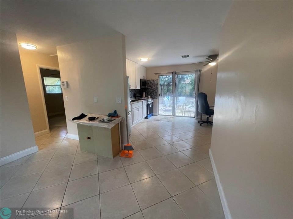 For Sale: $285,000 (2 beds, 1 baths, 702 Square Feet)